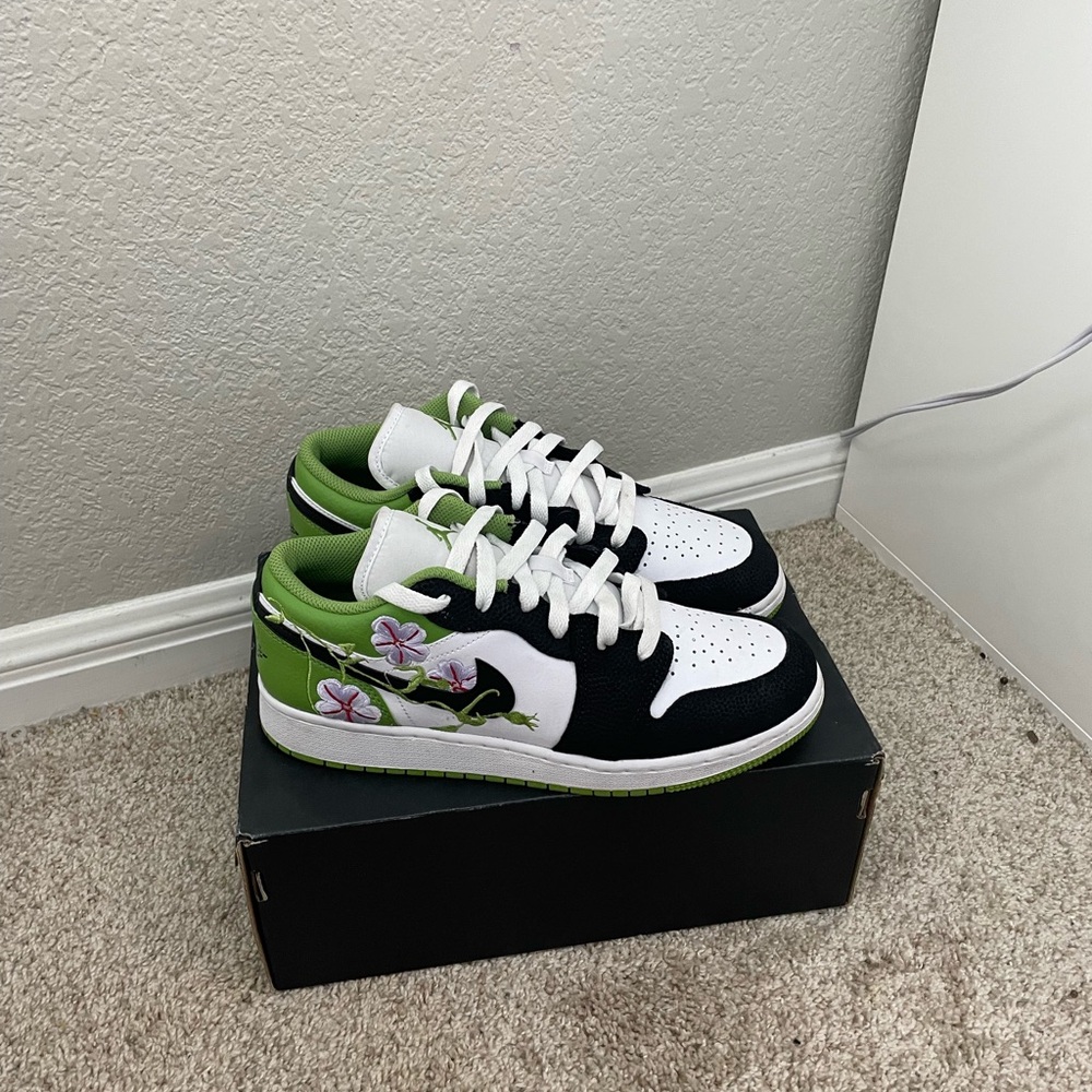 Jordan 1 Low SE
Floral Vines (GS)
 - Black, White, Green with Floral Design